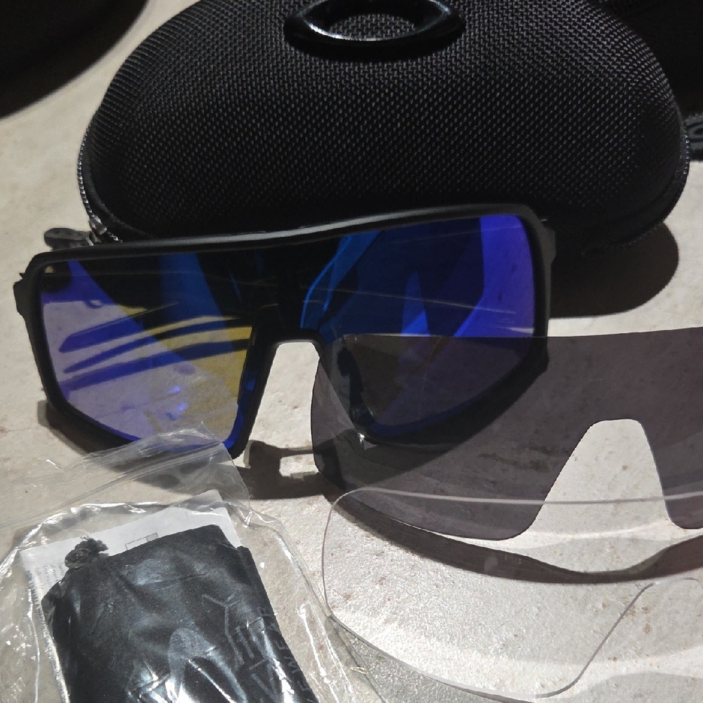 Oakley Men's Prizm Black and Blue Sunglasses 3 Lens